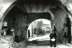 Abruzzo - Marsica. Donne in strada a Trasacco, 1973